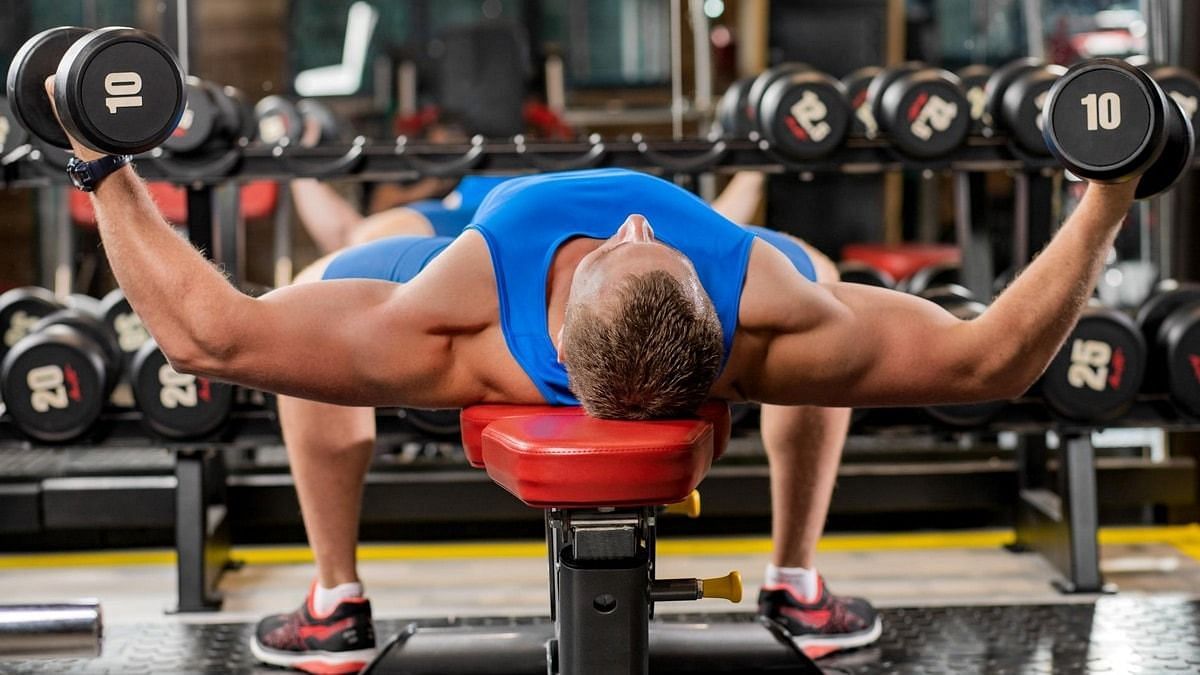 Decline bench press alternatives (Image via Getty Images)